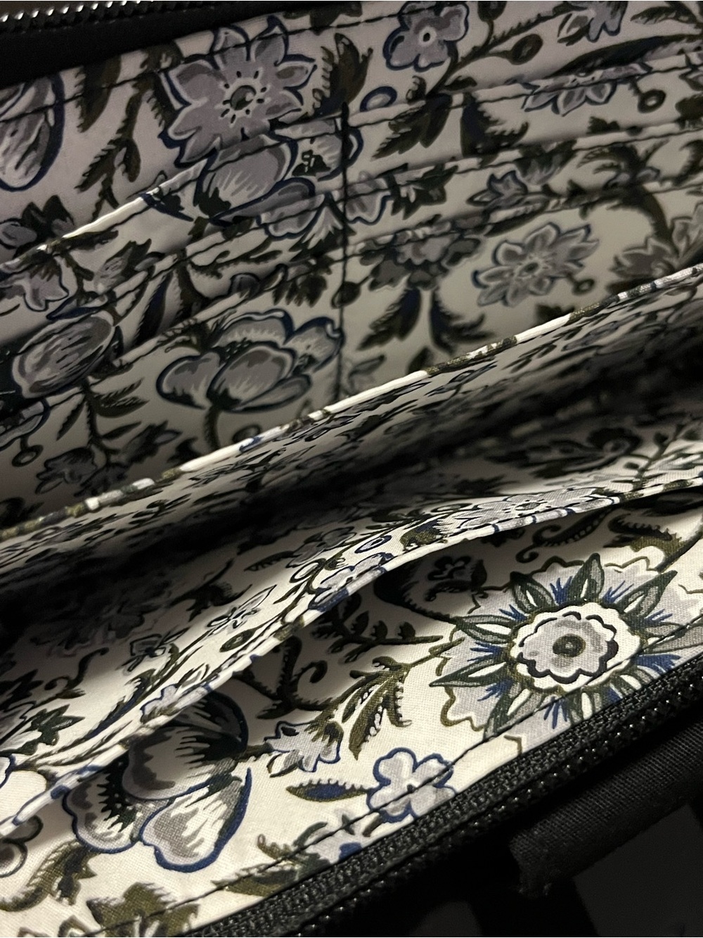 Vera Bradley RFID Turnlock Wallet Classic Black Quilted - Picture 8 of 8